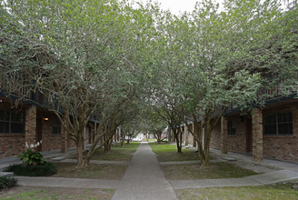 Courtland Park in Metairie, LA - Foto de edificio - Building Photo