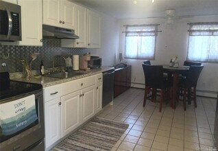 95 Springville Rd in Hampton Bays, NY - Building Photo - Building Photo