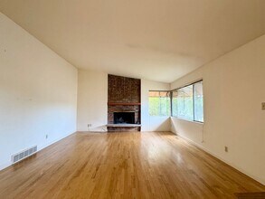 5016-5018 Sand Point Pl NE in Seattle, WA - Building Photo - Building Photo