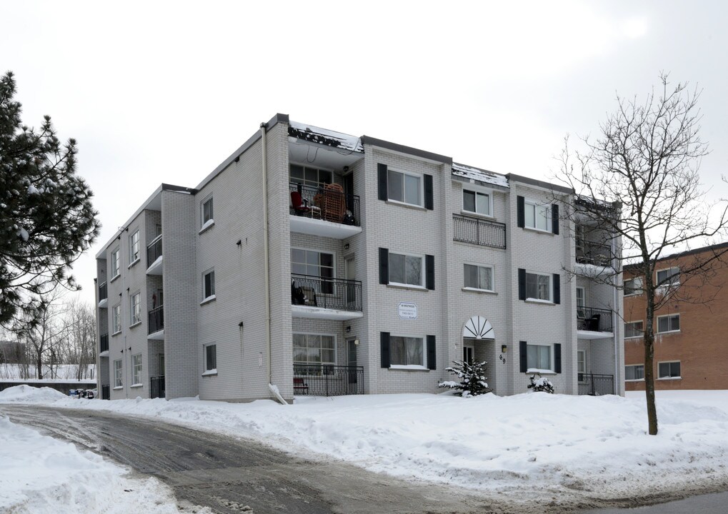 69 Westwood Dr in Kitchener, ON - Building Photo