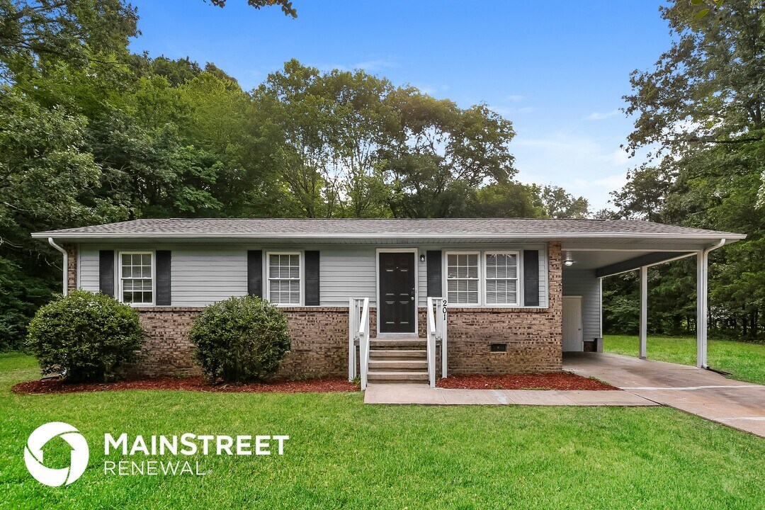 201 Lancaster Rd in Mebane, NC - Building Photo