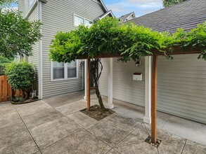 655 2nd St in Lake Oswego, OR - Foto de edificio - Building Photo