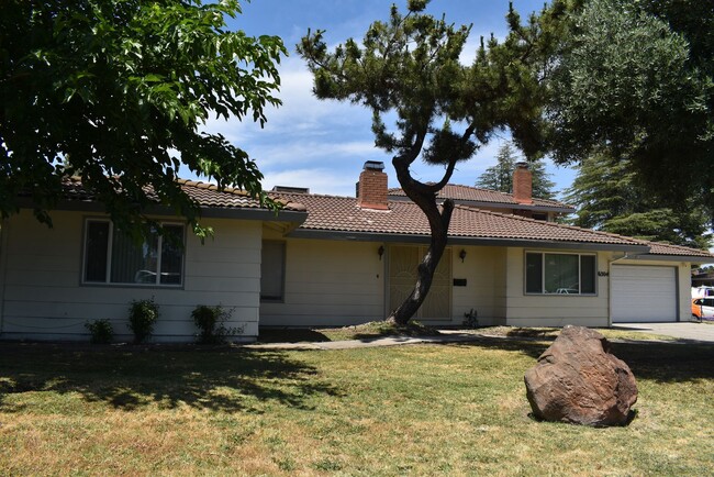 6304 Riverside Blvd in Sacramento, CA - Building Photo - Building Photo