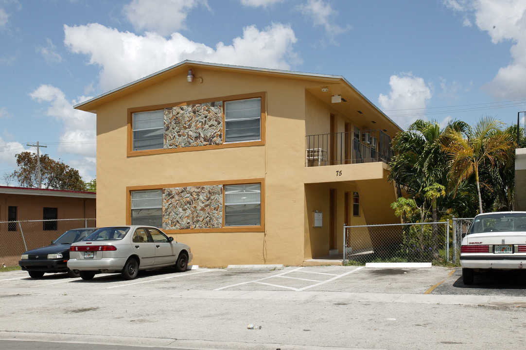 75 W 8th St in Hialeah, FL - Foto de edificio