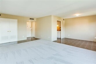 4550 Warwick Blvd, Unit 909 in Kansas City, MO - Foto de edificio - Building Photo