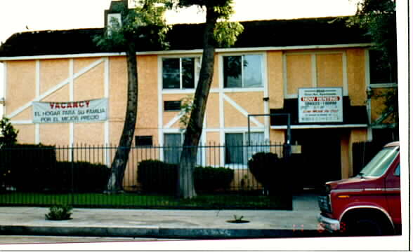 Orion Avenue Apartments in San Fernando, CA - Foto de edificio - Building Photo