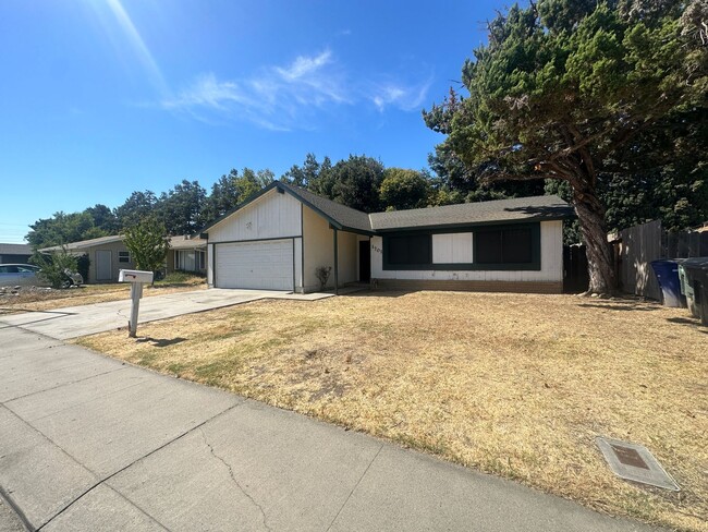 1701 Ortega Dr in Modesto, CA - Building Photo - Building Photo