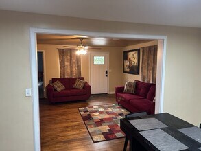 1385 Elizabeth Ln, Unit 200 in Atlanta, GA - Foto de edificio - Building Photo