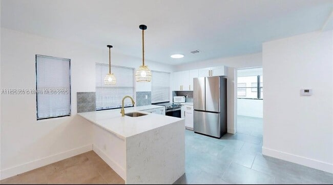 2529 NE 181st St in North Miami Beach, FL - Building Photo - Building Photo