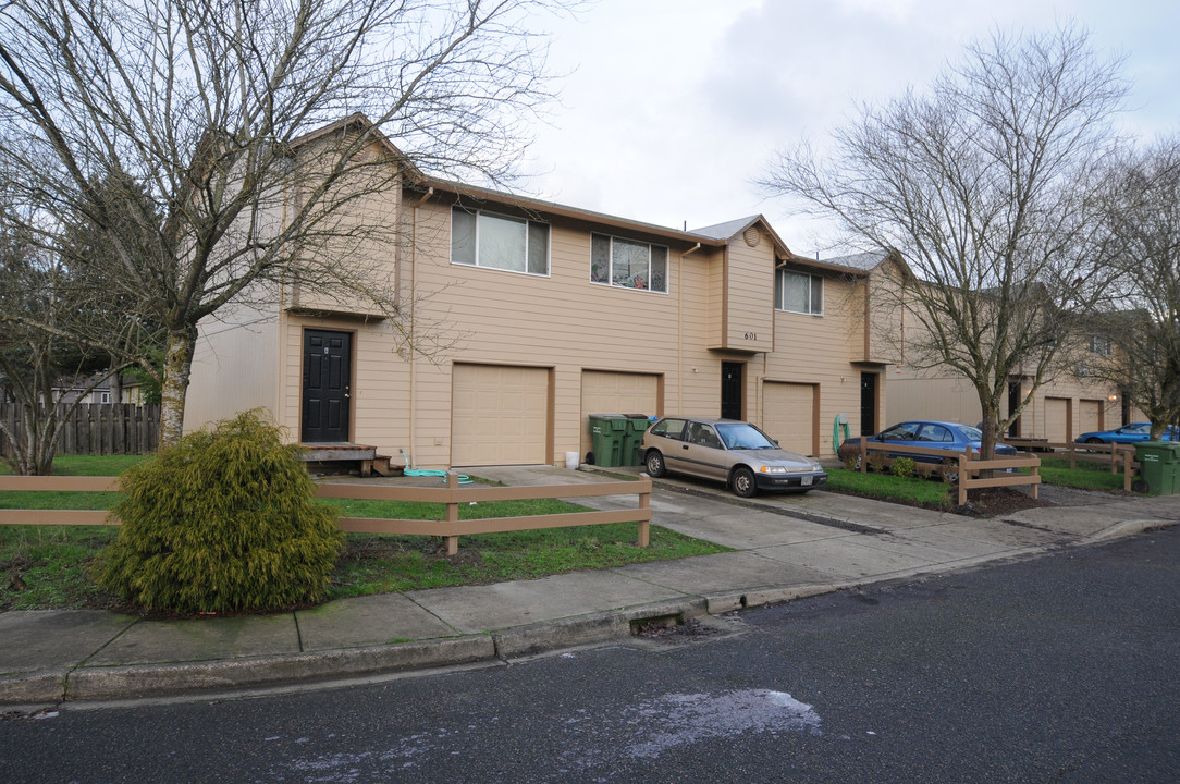 601 E 10th St in Newberg, OR - Building Photo