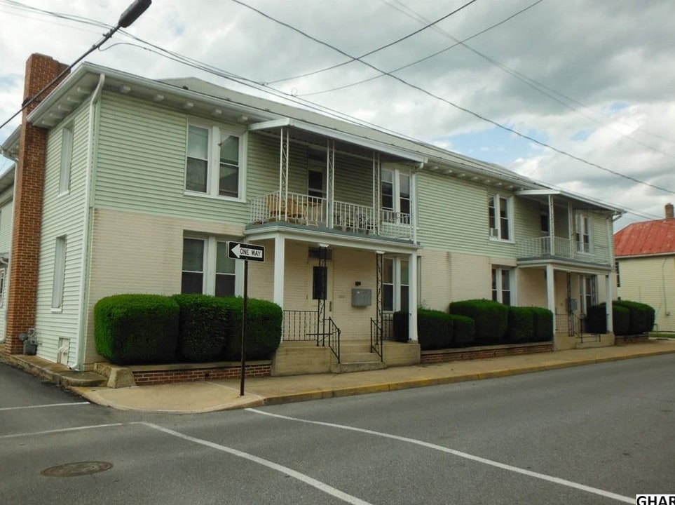 15-17 E Burd St in Shippensburg, PA - Building Photo
