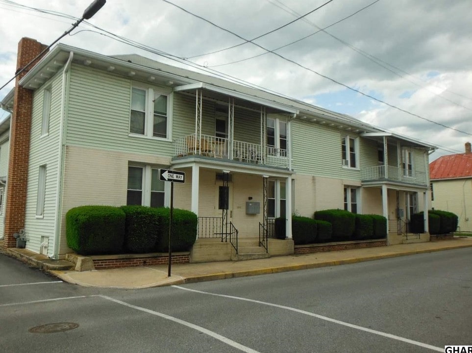 15-17 E Burd St in Shippensburg, PA - Foto de edificio