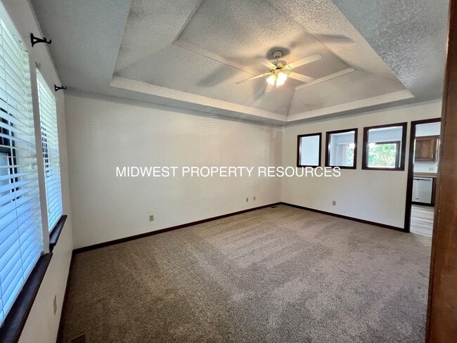 1014 SE 7th Terrace in Lee's Summit, MO - Foto de edificio - Building Photo