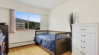 1370 Clyde Ave in West Vancouver, BC - Building Photo