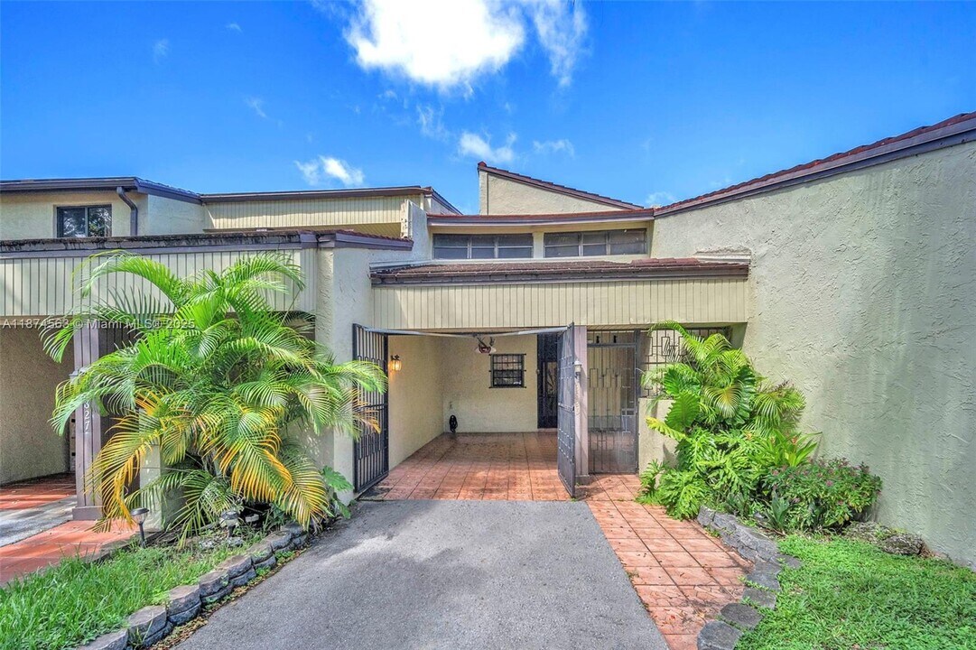 3825 Estepona Ave in Doral, FL - Building Photo