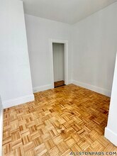 8 Greylock Rd, Unit Left in Boston, MA - Foto de edificio - Building Photo