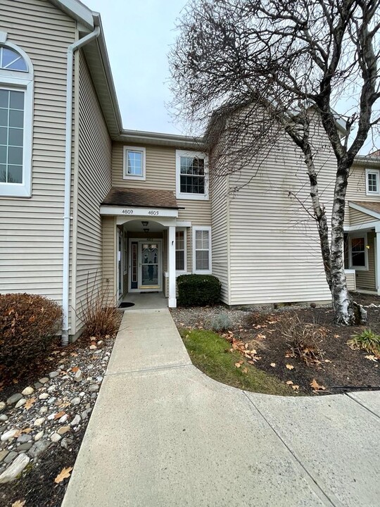 4803 Foxwood Dr S, Unit 4803 Foxwood dr south in Clifton Park, NY - Building Photo