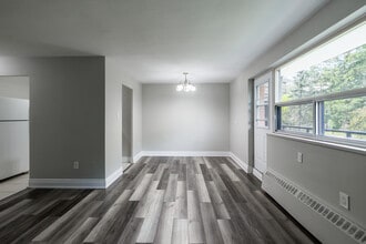 45 Paisley Blvd in Mississauga, ON - Building Photo - Building Photo