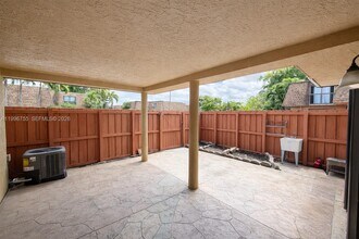 2455 W 67th Pl in Hialeah, FL - Foto de edificio - Building Photo