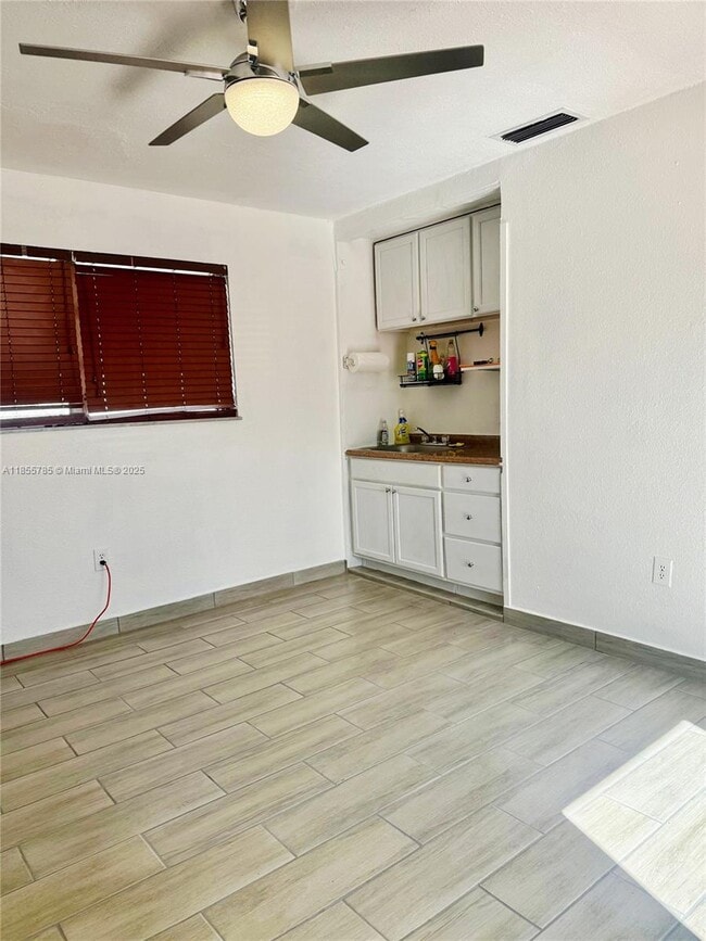 359 W 12th St in Hialeah, FL - Building Photo - Building Photo
