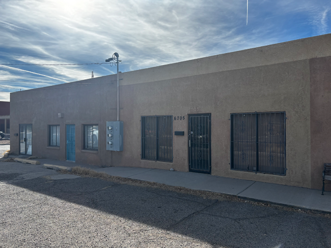 6705 4th St NW in Los Ranchos de Albuquerque, NM - Building Photo - Building Photo