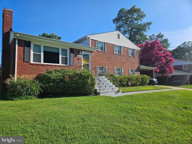 5815 Arbroath Dr in Clinton, MD - Building Photo - Building Photo
