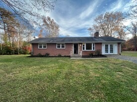 4020 Bradshaw Rd in Salem, VA - Building Photo