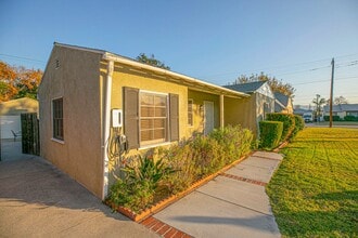 2206 N Orchard Dr in Burbank, CA - Building Photo - Building Photo