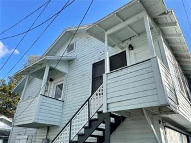 property at 2545 1/2 S Palmetto Ave
