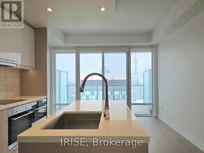 488 University Ave in Toronto, ON - Building Photo - Building Photo