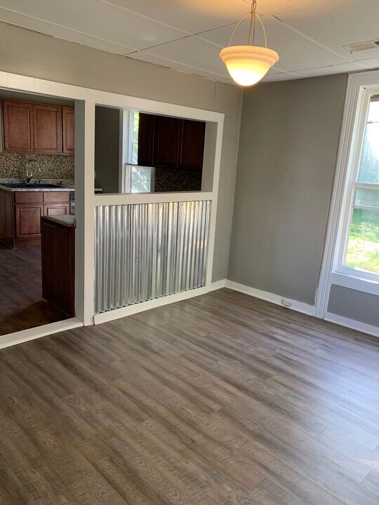 1318 N Douglas Ave in Springfield, MO - Building Photo