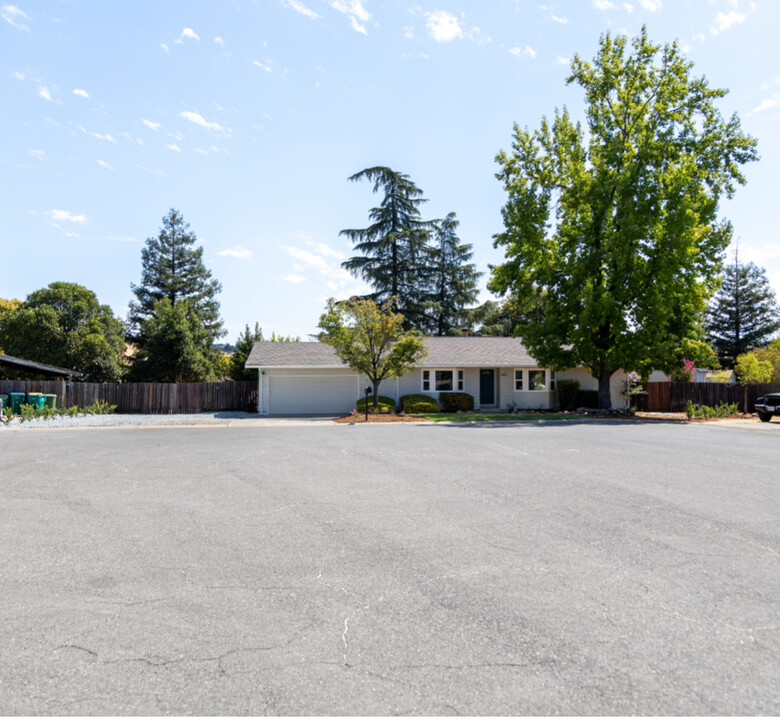 3803 Yellowstone Ct in El Dorado Hills, CA - Building Photo