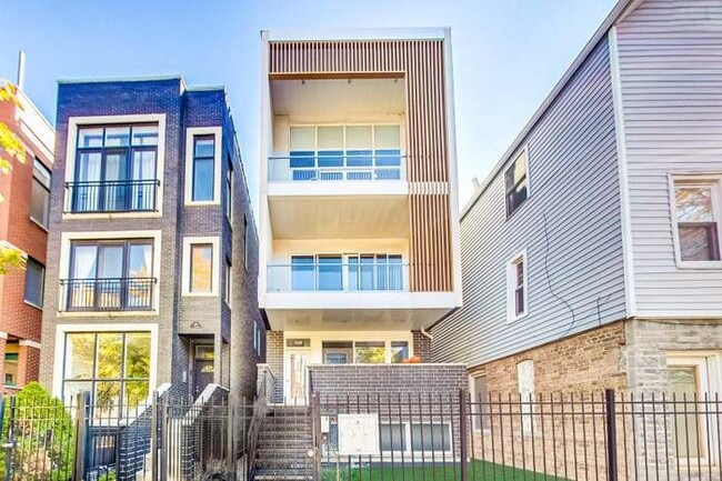 property at 1021 N Hermitage Ave