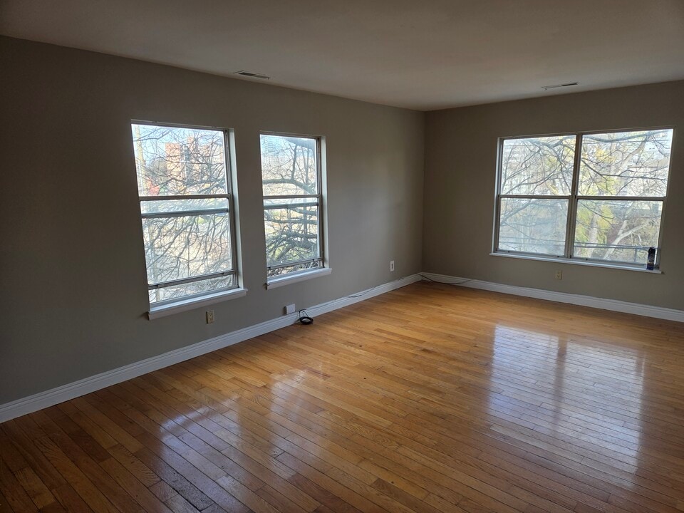 37 Greenwich Ave, Unit 1-12 in Stamford, CT - Building Photo