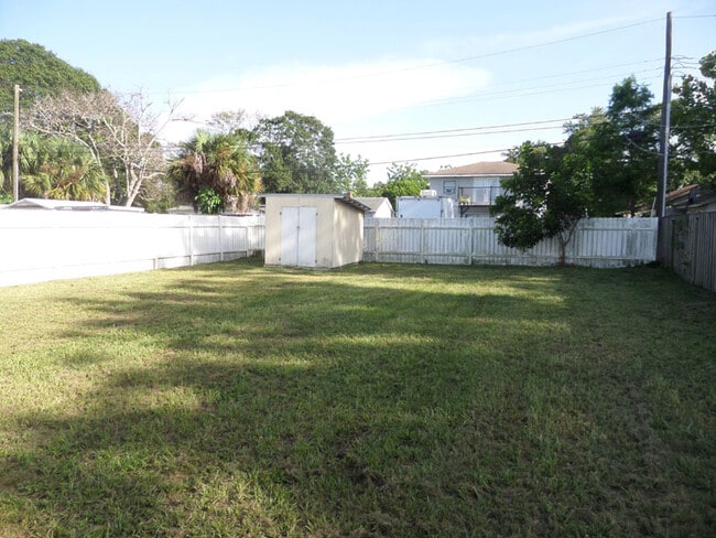2946 39th Ave N in St. Petersburg, FL - Foto de edificio - Building Photo