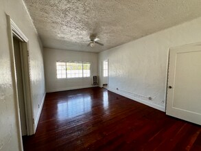 1740 Winona Blvd, Unit 303 in Los Angeles, CA - Building Photo - Building Photo