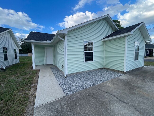 property at 7102 N Lagoon Dr