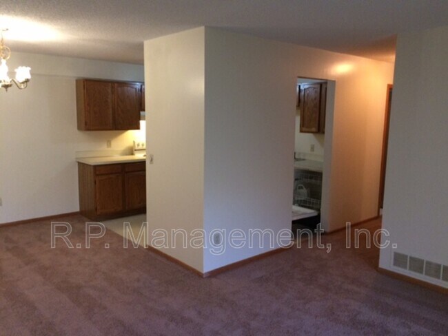15280 Lesley Ln in Eden Prairie, MN - Foto de edificio - Building Photo