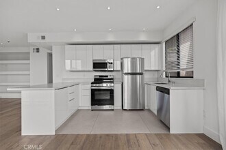 8811 Burton Way, Unit 318 in West Hollywood, CA - Foto de edificio - Building Photo
