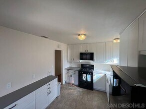 6779 Rosefield Dr in San Diego, CA - Foto de edificio - Building Photo