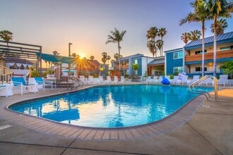 Beverly Plaza Apartments in Long Beach, CA - Foto de edificio - Building Photo