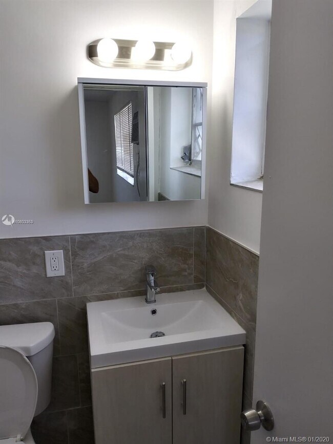 16890 NE 21st Ave-Unit -10 in North Miami Beach, FL - Building Photo - Building Photo