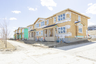 Freestone Townhomes in Cochrane, AB - Building Photo - Building Photo