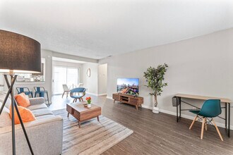 2215 Town Lake Cir in Austin, TX - Building Photo - Building Photo