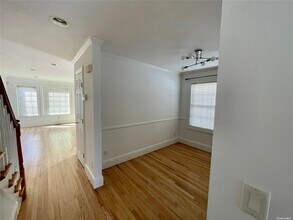 66 Sagamore Hill Dr in Port Washington, NY - Building Photo - Building Photo