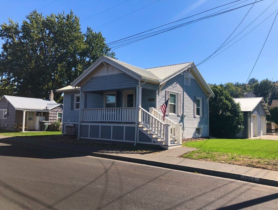 1904 SE Byers Pl in Pendleton, OR - Building Photo