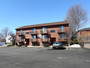 Leona Court in Endicott, NY - Foto de edificio - Building Photo