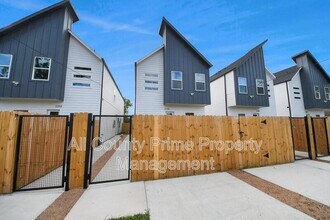 2708 Bostic St in Houston, TX - Foto de edificio - Building Photo