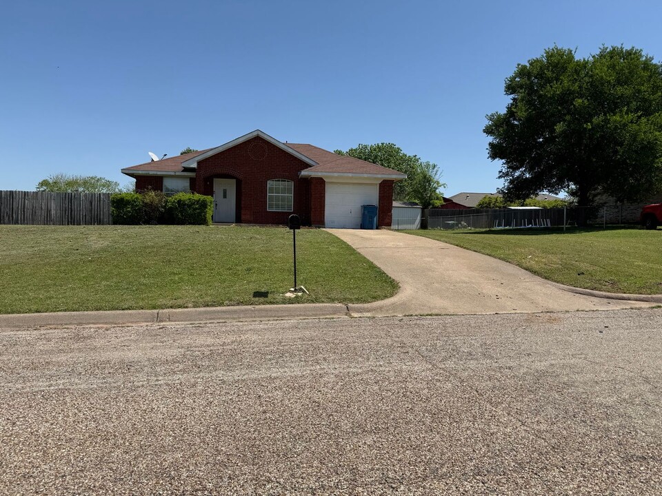 1105 Willow Bend St in Keene, TX - Foto de edificio
