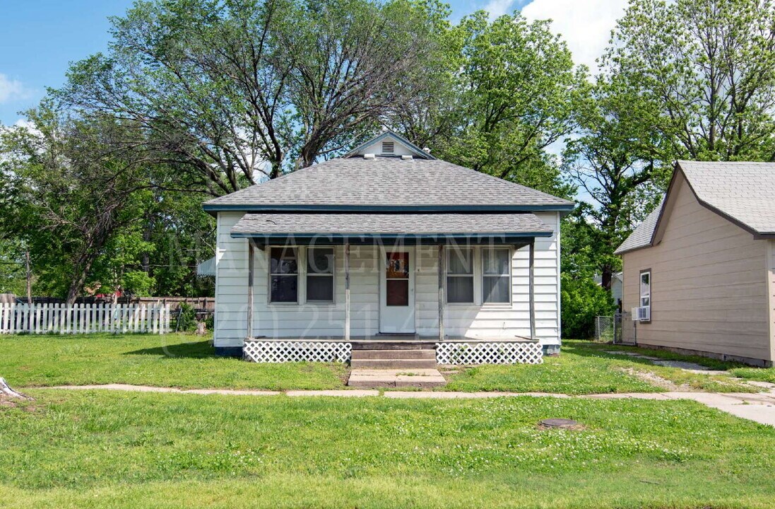 1310 W 10th St in Coffeyville, KS - Building Photo